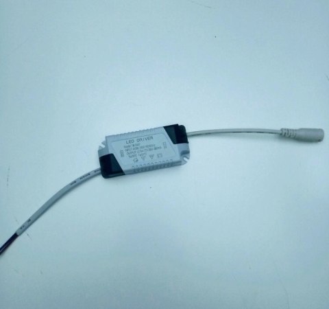 Panel natynkowy LED 22cm 18W 4000K 1750lm kąt świecenia 120° Panel natynkowy LED 22cm 18W 4000K 1750lm kąt świecenia 120°